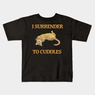 I surrender to cuddles Kids T-Shirt